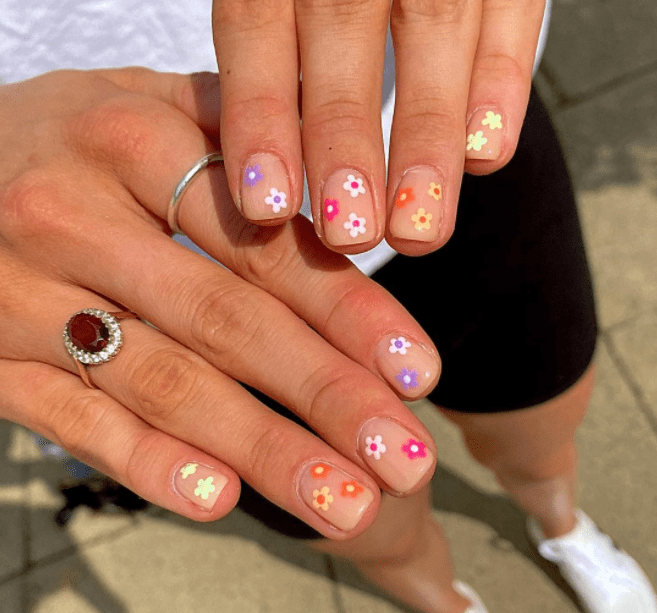 petites fleurs colorés nail art