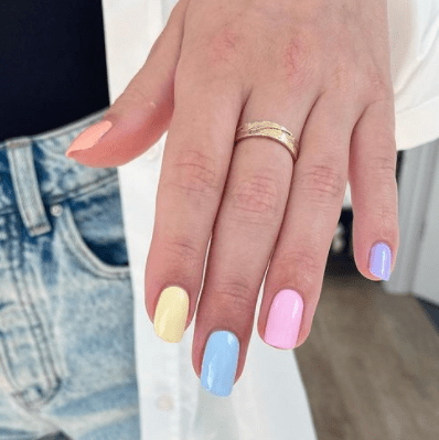 ongles multicolores pastels